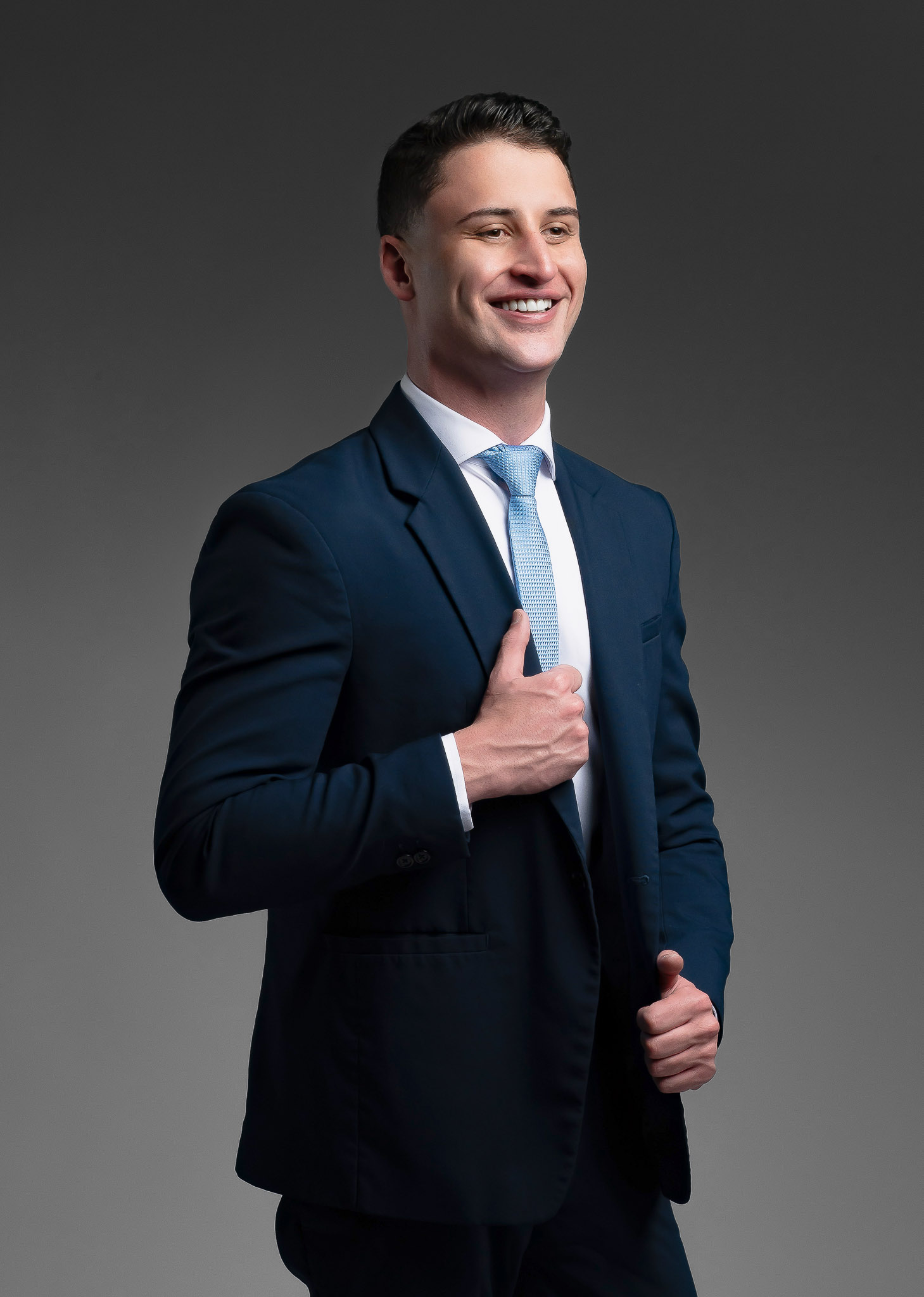 Prof. Samir Tannuri dentro da farmácia com a equipe