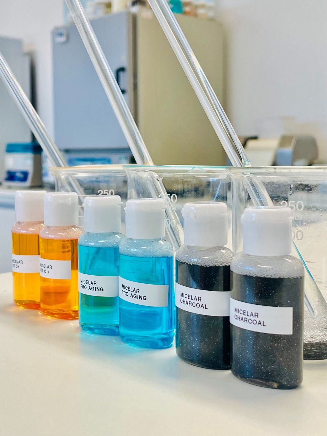 Pesquisador com viscosímetro Rayneri em laboratório