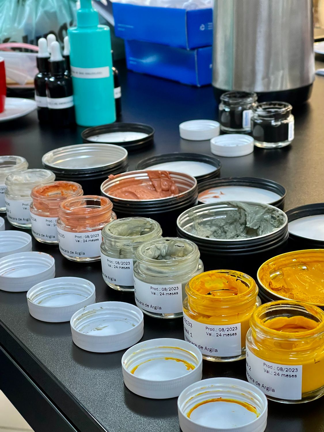 Pasta de peeling azelaico em diferentes pigmentacoes em frascos identificados