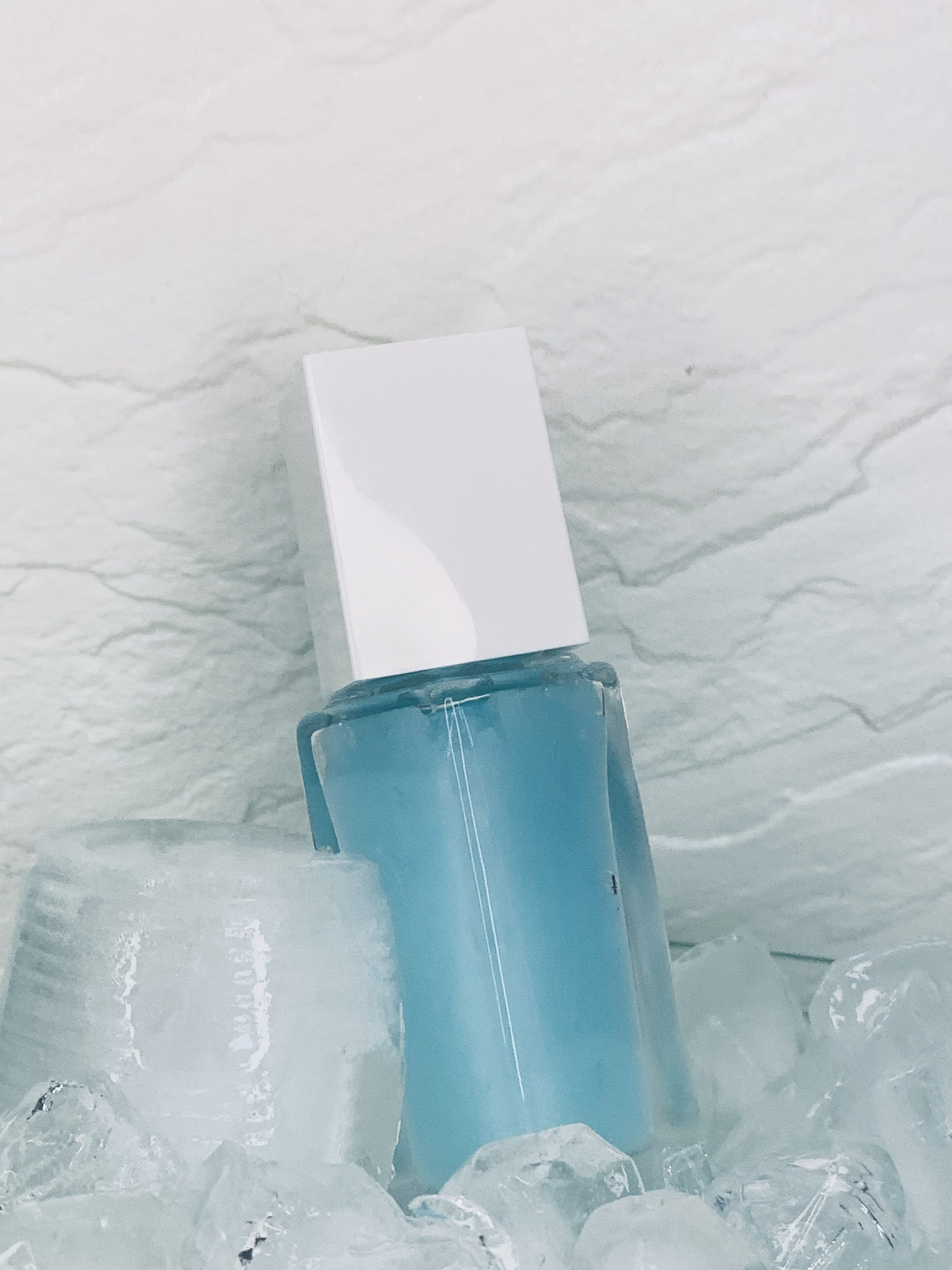 Serum azul de niacinamida em ambiente refrigerado para preservacao de ativos